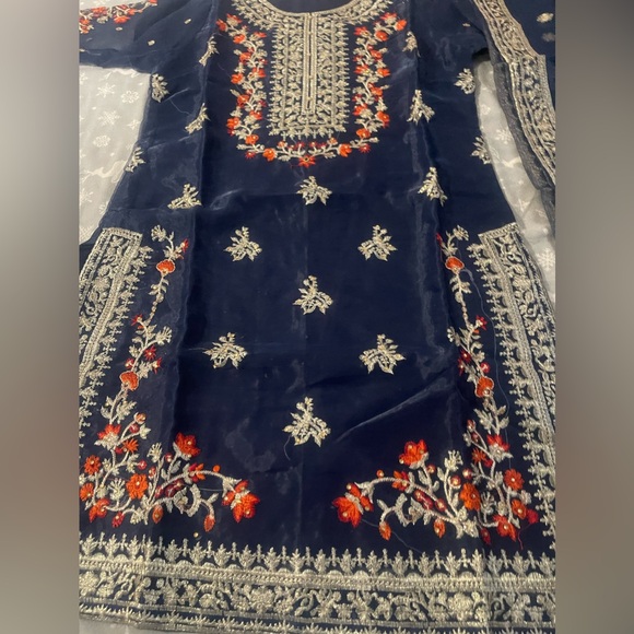 Pakistani 3 pieces organza dress with embroidery and stone work - Picture 3 of 11